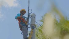 Petugas PLN melakukan penyambungan listrik tegangan rendah agar dapat melistriki rumah rumah masyarakat di Dusun Noemuke.
