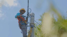 Petugas PLN melakukan penyambungan listrik tegangan rendah agar dapat melistriki rumah rumah masyarakat di Dusun Noemuke.