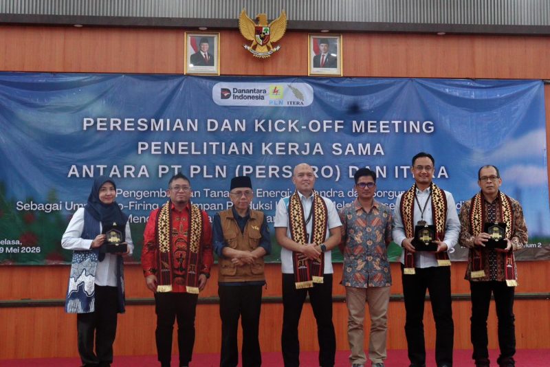 Kolaborasi PLN EPI , PLN Puslitbang dan ITERA ditandai dengan pelaksanaan Kick Off Meeting penelitian bertajuk Pengembangan Tanaman Energi Kaliandra dan Sorgum sebagai Umpan Co-Firing dan Umpan Produksi Hidrogen melalui Proses Gasifikasi di ITERA guna Mencapai Bauran Energi Baru Terbarukan Nasional yang berlangsung di Kampus ITERA, Bandar Lampung.