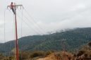 Petugas PLN ketika memasang konduktor pada Jaringan Tegangan Menengah di Distrik Hingk Kabupaten Pegunungan Arfak, Papua Barat.