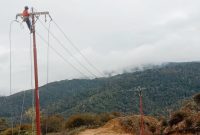Petugas PLN ketika memasang konduktor pada Jaringan Tegangan Menengah di Distrik Hingk Kabupaten Pegunungan Arfak, Papua Barat.