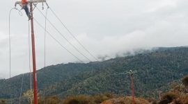 Petugas PLN ketika memasang konduktor pada Jaringan Tegangan Menengah di Distrik Hingk Kabupaten Pegunungan Arfak, Papua Barat.