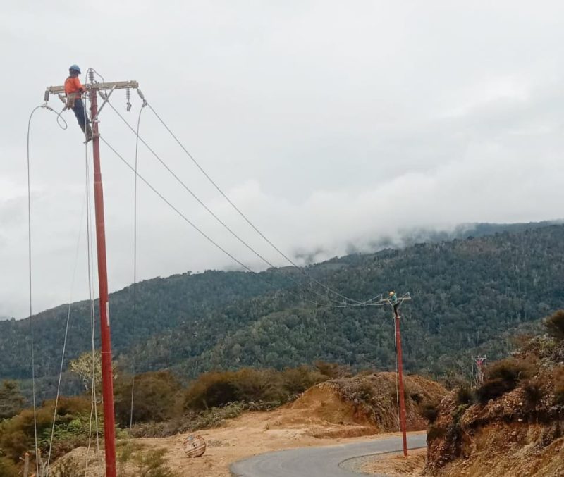 Petugas PLN ketika memasang konduktor pada Jaringan Tegangan Menengah di Distrik Hingk Kabupaten Pegunungan Arfak, Papua Barat.