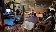 Masyarakat di Desa Ilan Batu Uru, Kabupaten Luwu, Sulawesi Selatan, kini dapat menikmati listrik selama 24 jam penuh setelah PLN membangun infrastruktur kelistrikan melalui Program Listrik Desa (Lisdes). Peningkatan jumlah pelanggan PLN tidak hanya berasal dari penyambungan reguler, tetapi juga didorong oleh berbagai program pemerataan akses listrik, seperti Lisdes, Bantuan Pasang Baru Listrik (BPBL) dari Kementerian ESDM, serta program Light Up The Dream (LUTD) yang didanai melalui donasi pegawai PLN.