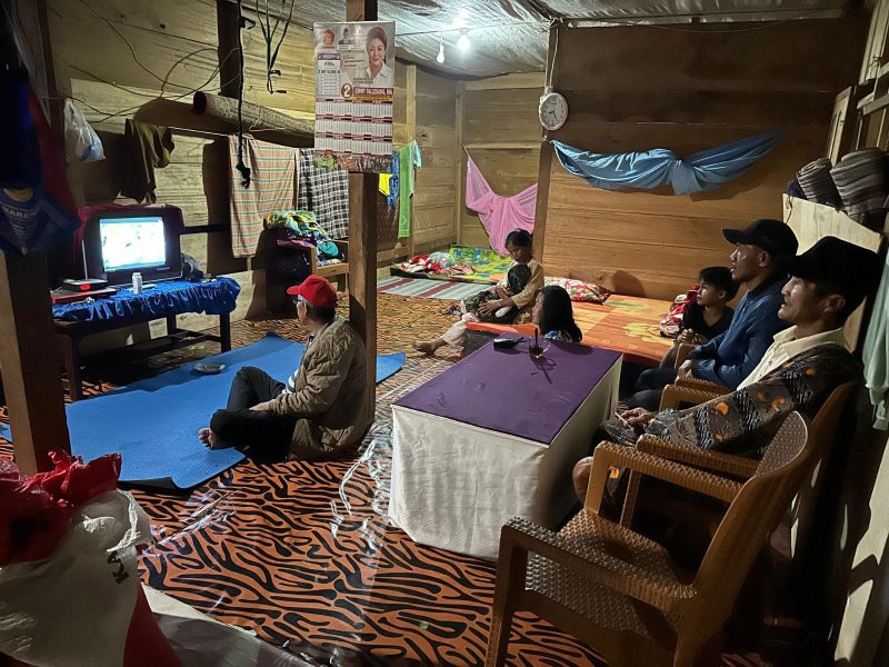 Masyarakat di Desa Ilan Batu Uru, Kabupaten Luwu, Sulawesi Selatan, kini dapat menikmati listrik selama 24 jam penuh setelah PLN membangun infrastruktur kelistrikan melalui Program Listrik Desa (Lisdes). Peningkatan jumlah pelanggan PLN tidak hanya berasal dari penyambungan reguler, tetapi juga didorong oleh berbagai program pemerataan akses listrik, seperti Lisdes, Bantuan Pasang Baru Listrik (BPBL) dari Kementerian ESDM, serta program Light Up The Dream (LUTD) yang didanai melalui donasi pegawai PLN.