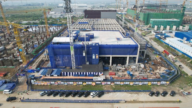 Tampak udara fasilitas data center CGK1 Digital Edge Indonesia di Cikarang, Jawa Barat. PLN terus mendukung pengembangan ekosistem digital nasional melalui penyediaan pasokan listrik 2x725 MVA data center CGK1 Digital Edge Indonesia.