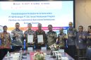 President Director PT SGPJB, An Liang dan Direktur Utama PT Sinergi Solusi Utama  Ardian Cholid  menunjukkan naskah kerja sama sambil berfoto bersama Direktur Legal dan Human Capital Management PT PLN (Persero), Yusuf Didi Setiarto (kelima dari kiri),  Direktur Manajemen Human Capital dan Administrasi PLN NP TB Ari Wibawa Mukti (kedua dari kiri), Direktur Manajemen Human Capital & Administrasi PLN IP Ridho Hutomo (ketiga dari kanan), Direktur Utama PLN NR  Harjono (paling kiri), dan General Manager PT PLN (Persero) Pusdiklat Y Endah Cahyaningrum (paling kanan).