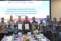 President Director PT SGPJB, An Liang dan Direktur Utama PT Sinergi Solusi Utama  Ardian Cholid  menunjukkan naskah kerja sama sambil berfoto bersama Direktur Legal dan Human Capital Management PT PLN (Persero), Yusuf Didi Setiarto (kelima dari kiri),  Direktur Manajemen Human Capital dan Administrasi PLN NP TB Ari Wibawa Mukti (kedua dari kiri), Direktur Manajemen Human Capital & Administrasi PLN IP Ridho Hutomo (ketiga dari kanan), Direktur Utama PLN NR  Harjono (paling kiri), dan General Manager PT PLN (Persero) Pusdiklat Y Endah Cahyaningrum (paling kanan).