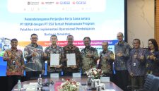 President Director PT SGPJB, An Liang dan Direktur Utama PT Sinergi Solusi Utama  Ardian Cholid  menunjukkan naskah kerja sama sambil berfoto bersama Direktur Legal dan Human Capital Management PT PLN (Persero), Yusuf Didi Setiarto (kelima dari kiri),  Direktur Manajemen Human Capital dan Administrasi PLN NP TB Ari Wibawa Mukti (kedua dari kiri), Direktur Manajemen Human Capital & Administrasi PLN IP Ridho Hutomo (ketiga dari kanan), Direktur Utama PLN NR  Harjono (paling kiri), dan General Manager PT PLN (Persero) Pusdiklat Y Endah Cahyaningrum (paling kanan).