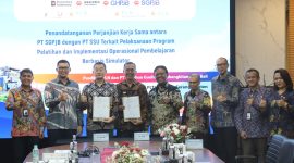 President Director PT SGPJB, An Liang dan Direktur Utama PT Sinergi Solusi Utama  Ardian Cholid  menunjukkan naskah kerja sama sambil berfoto bersama Direktur Legal dan Human Capital Management PT PLN (Persero), Yusuf Didi Setiarto (kelima dari kiri),  Direktur Manajemen Human Capital dan Administrasi PLN NP TB Ari Wibawa Mukti (kedua dari kiri), Direktur Manajemen Human Capital & Administrasi PLN IP Ridho Hutomo (ketiga dari kanan), Direktur Utama PLN NR  Harjono (paling kiri), dan General Manager PT PLN (Persero) Pusdiklat Y Endah Cahyaningrum (paling kanan).