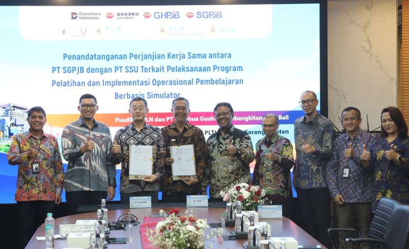 President Director PT SGPJB, An Liang dan Direktur Utama PT Sinergi Solusi Utama  Ardian Cholid  menunjukkan naskah kerja sama sambil berfoto bersama Direktur Legal dan Human Capital Management PT PLN (Persero), Yusuf Didi Setiarto (kelima dari kiri),  Direktur Manajemen Human Capital dan Administrasi PLN NP TB Ari Wibawa Mukti (kedua dari kiri), Direktur Manajemen Human Capital & Administrasi PLN IP Ridho Hutomo (ketiga dari kanan), Direktur Utama PLN NR  Harjono (paling kiri), dan General Manager PT PLN (Persero) Pusdiklat Y Endah Cahyaningrum (paling kanan).