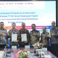 President Director PT SGPJB, An Liang dan Direktur Utama PT Sinergi Solusi Utama  Ardian Cholid  menunjukkan naskah kerja sama sambil berfoto bersama Direktur Legal dan Human Capital Management PT PLN (Persero), Yusuf Didi Setiarto (kelima dari kiri),  Direktur Manajemen Human Capital dan Administrasi PLN NP TB Ari Wibawa Mukti (kedua dari kiri), Direktur Manajemen Human Capital & Administrasi PLN IP Ridho Hutomo (ketiga dari kanan), Direktur Utama PLN NR  Harjono (paling kiri), dan General Manager PT PLN (Persero) Pusdiklat Y Endah Cahyaningrum (paling kanan).