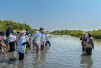Aksi penanaman mangrove dilakukan melalui kolaborasi dengan CarbonEthics sebagai mitra lingkungan yang akan mendukung proses penanaman, pemeliharaan, hingga pemantauan pertumbuhan mangrove secara berkelanjutan guna memastikan manfaat lingkungan yang optimal dalam jangka panjang.