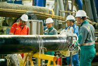 Tenaga Ahli Proyek PLN EPI melakukan pengecekan persiapan pekerjaan hot tap dan tie in works dengan matang untuk memastikan pelaksanaan pekerjaan sesuai dengan kualitas dan standar operasional keselamatan (safety)