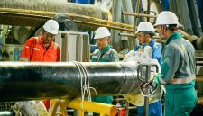 Tenaga Ahli Proyek PLN EPI melakukan pengecekan persiapan pekerjaan hot tap dan tie in works dengan matang untuk memastikan pelaksanaan pekerjaan sesuai dengan kualitas dan standar operasional keselamatan (safety)