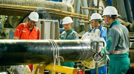 Tenaga Ahli Proyek PLN EPI melakukan pengecekan persiapan pekerjaan hot tap dan tie in works dengan matang untuk memastikan pelaksanaan pekerjaan sesuai dengan kualitas dan standar operasional keselamatan (safety)