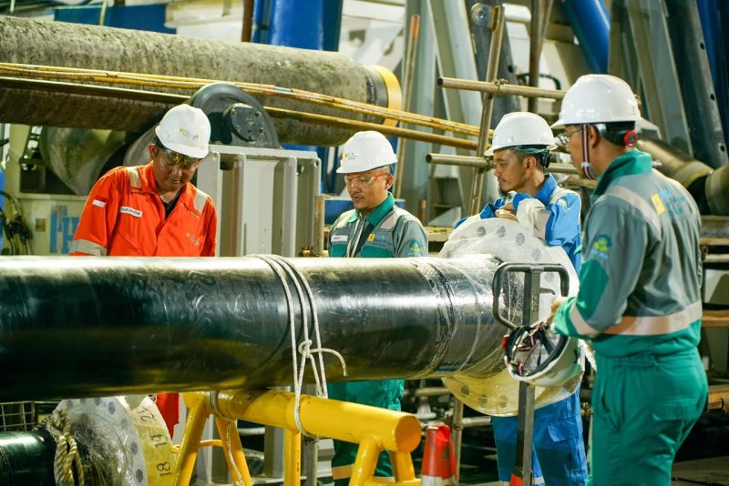 Tenaga Ahli Proyek PLN EPI melakukan pengecekan persiapan pekerjaan hot tap dan tie in works dengan matang untuk memastikan pelaksanaan pekerjaan sesuai dengan kualitas dan standar operasional keselamatan (safety)