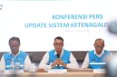 Direktur Utama PLN, Darmawan Prasodjo (tengah) didampingi Wakil Direktur Utama PLN, Yusuf Didi Setiarto (kiri) dan jajaran direksi PLN saat konferensi pers di Jakarta, Jumat (19/6) menyampaikan apresiasi atas dukungan pemerintah melalui Kementerian ESDM dalam memperkuat alokasi baru bara MRC untuk pembangkit listrik.