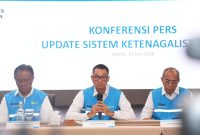 Direktur Utama PLN, Darmawan Prasodjo (tengah) didampingi Wakil Direktur Utama PLN, Yusuf Didi Setiarto (kiri) dan jajaran direksi PLN saat konferensi pers di Jakarta, Jumat (19/6) menyampaikan apresiasi atas dukungan pemerintah melalui Kementerian ESDM dalam memperkuat alokasi baru bara MRC untuk pembangkit listrik.