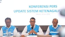 Direktur Utama PLN, Darmawan Prasodjo (tengah) didampingi Wakil Direktur Utama PLN, Yusuf Didi Setiarto (kiri) dan jajaran direksi PLN saat konferensi pers di Jakarta, Jumat (19/6) menyampaikan apresiasi atas dukungan pemerintah melalui Kementerian ESDM dalam memperkuat alokasi baru bara MRC untuk pembangkit listrik.