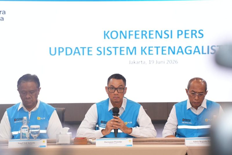 Direktur Utama PLN, Darmawan Prasodjo (tengah) didampingi Wakil Direktur Utama PLN, Yusuf Didi Setiarto (kiri) dan jajaran direksi PLN saat konferensi pers di Jakarta, Jumat (19/6) menyampaikan apresiasi atas dukungan pemerintah melalui Kementerian ESDM dalam memperkuat alokasi baru bara MRC untuk pembangkit listrik.