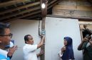 Menteri Energi dan Sumber Daya Mineral (ESDM), Bahlil Lahadalia (kedua dari kiri) saat melakukan penyalaan simbolis listrik di rumah salah satu penerima manfaat Program Bantuan Pasang Baru Listrik (BPBL) 2026 di Desa Hardimulyo, Kecamatan Kaligesing, Kabupaten Purworejo, Jawa Tengah, Jumat (19/6). Pada tahun 2026, pemerintah menargetkan Program BPBL menjangkau 225.000 rumah tangga di seluruh Indonesia, termasuk 24.000 rumah tangga di Provinsi Jawa Tengah.