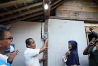 Menteri Energi dan Sumber Daya Mineral (ESDM), Bahlil Lahadalia (kedua dari kiri) saat melakukan penyalaan simbolis listrik di rumah salah satu penerima manfaat Program Bantuan Pasang Baru Listrik (BPBL) 2026 di Desa Hardimulyo, Kecamatan Kaligesing, Kabupaten Purworejo, Jawa Tengah, Jumat (19/6). Pada tahun 2026, pemerintah menargetkan Program BPBL menjangkau 225.000 rumah tangga di seluruh Indonesia, termasuk 24.000 rumah tangga di Provinsi Jawa Tengah.