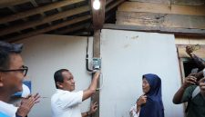 Menteri Energi dan Sumber Daya Mineral (ESDM), Bahlil Lahadalia (kedua dari kiri) saat melakukan penyalaan simbolis listrik di rumah salah satu penerima manfaat Program Bantuan Pasang Baru Listrik (BPBL) 2026 di Desa Hardimulyo, Kecamatan Kaligesing, Kabupaten Purworejo, Jawa Tengah, Jumat (19/6). Pada tahun 2026, pemerintah menargetkan Program BPBL menjangkau 225.000 rumah tangga di seluruh Indonesia, termasuk 24.000 rumah tangga di Provinsi Jawa Tengah.