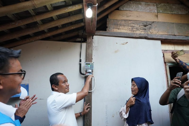 Menteri Energi dan Sumber Daya Mineral (ESDM), Bahlil Lahadalia (kedua dari kiri) saat melakukan penyalaan simbolis listrik di rumah salah satu penerima manfaat Program Bantuan Pasang Baru Listrik (BPBL) 2026 di Desa Hardimulyo, Kecamatan Kaligesing, Kabupaten Purworejo, Jawa Tengah, Jumat (19/6). Pada tahun 2026, pemerintah menargetkan Program BPBL menjangkau 225.000 rumah tangga di seluruh Indonesia, termasuk 24.000 rumah tangga di Provinsi Jawa Tengah.