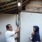 Menteri Energi dan Sumber Daya Mineral (ESDM), Bahlil Lahadalia (kedua dari kiri) saat melakukan penyalaan simbolis listrik di rumah salah satu penerima manfaat Program Bantuan Pasang Baru Listrik (BPBL) 2026 di Desa Hardimulyo, Kecamatan Kaligesing, Kabupaten Purworejo, Jawa Tengah, Jumat (19/6). Pada tahun 2026, pemerintah menargetkan Program BPBL menjangkau 225.000 rumah tangga di seluruh Indonesia, termasuk 24.000 rumah tangga di Provinsi Jawa Tengah.