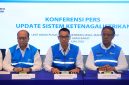 Direktur Utama PLN, Darmawan Prasodjo (tengah) didampingi Wakil Direktur Utama PLN, Yusuf Didi Setiarto (kanan) dan jajaran direksi PLN saat konferensi pers di Kantor PLN Unit Induk Pusat Pengatur Beban Jawa, Madura, dan Bali (UIP2B Jamali) pada Minggu (21/6), menyampaikan bahwa sistem kelistrikan Jawa berangsur pulih seiring beroperasinya kembali salah satu pembangkit milik mitra swasta atau Independent Power Producer (IPP) yang sempat mengalami gangguan pada pekan lalu.