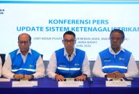 Direktur Utama PLN, Darmawan Prasodjo (tengah) didampingi Wakil Direktur Utama PLN, Yusuf Didi Setiarto (kanan) dan jajaran direksi PLN saat konferensi pers di Kantor PLN Unit Induk Pusat Pengatur Beban Jawa, Madura, dan Bali (UIP2B Jamali) pada Minggu (21/6), menyampaikan bahwa sistem kelistrikan Jawa berangsur pulih seiring beroperasinya kembali salah satu pembangkit milik mitra swasta atau Independent Power Producer (IPP) yang sempat mengalami gangguan pada pekan lalu.