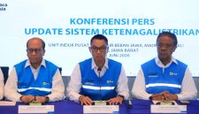 Direktur Utama PLN, Darmawan Prasodjo (tengah) didampingi Wakil Direktur Utama PLN, Yusuf Didi Setiarto (kanan) dan jajaran direksi PLN saat konferensi pers di Kantor PLN Unit Induk Pusat Pengatur Beban Jawa, Madura, dan Bali (UIP2B Jamali) pada Minggu (21/6), menyampaikan bahwa sistem kelistrikan Jawa berangsur pulih seiring beroperasinya kembali salah satu pembangkit milik mitra swasta atau Independent Power Producer (IPP) yang sempat mengalami gangguan pada pekan lalu.