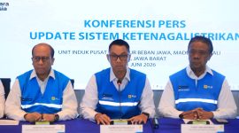 Direktur Utama PLN, Darmawan Prasodjo (tengah) didampingi Wakil Direktur Utama PLN, Yusuf Didi Setiarto (kanan) dan jajaran direksi PLN saat konferensi pers di Kantor PLN Unit Induk Pusat Pengatur Beban Jawa, Madura, dan Bali (UIP2B Jamali) pada Minggu (21/6), menyampaikan bahwa sistem kelistrikan Jawa berangsur pulih seiring beroperasinya kembali salah satu pembangkit milik mitra swasta atau Independent Power Producer (IPP) yang sempat mengalami gangguan pada pekan lalu.