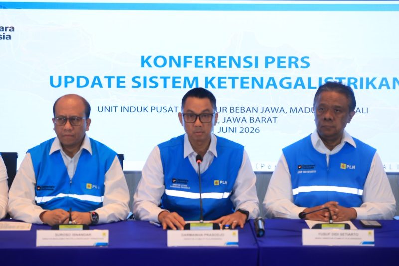 Direktur Utama PLN, Darmawan Prasodjo (tengah) didampingi Wakil Direktur Utama PLN, Yusuf Didi Setiarto (kanan) dan jajaran direksi PLN saat konferensi pers di Kantor PLN Unit Induk Pusat Pengatur Beban Jawa, Madura, dan Bali (UIP2B Jamali) pada Minggu (21/6), menyampaikan bahwa sistem kelistrikan Jawa berangsur pulih seiring beroperasinya kembali salah satu pembangkit milik mitra swasta atau Independent Power Producer (IPP) yang sempat mengalami gangguan pada pekan lalu.