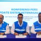 Direktur Utama PLN, Darmawan Prasodjo (tengah) didampingi Wakil Direktur Utama PLN, Yusuf Didi Setiarto (kanan) dan jajaran direksi PLN saat konferensi pers di Kantor PLN Unit Induk Pusat Pengatur Beban Jawa, Madura, dan Bali (UIP2B Jamali) pada Minggu (21/6), menyampaikan bahwa sistem kelistrikan Jawa berangsur pulih seiring beroperasinya kembali salah satu pembangkit milik mitra swasta atau Independent Power Producer (IPP) yang sempat mengalami gangguan pada pekan lalu.