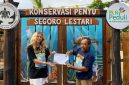 Pengunjung yang berpartisipasi menjadi relawan dalam kegiatan konservasi di Konservasi Penyu Segoro Lestari Blitar mendapatkan piagam penghargaan yang diserahkan Sardi selaku Ketua Kelompok Konservasi Penyu Segoro Lestari.