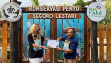 Pengunjung yang berpartisipasi menjadi relawan dalam kegiatan konservasi di Konservasi Penyu Segoro Lestari Blitar mendapatkan piagam penghargaan yang diserahkan Sardi selaku Ketua Kelompok Konservasi Penyu Segoro Lestari.