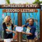 Pengunjung yang berpartisipasi menjadi relawan dalam kegiatan konservasi di Konservasi Penyu Segoro Lestari Blitar mendapatkan piagam penghargaan yang diserahkan Sardi selaku Ketua Kelompok Konservasi Penyu Segoro Lestari.