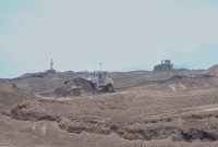Proses pencampuran (mixing) batubara dengan biomassa jenis sawdust (serbuk gergaji kayu) di area stockpile PLTU Paiton, Probolinggo, Jawa Timur, sebagai bagian dari implementasi program cofiring biomassa untuk mendukung transisi energi dan pengurangan emisi karbon.