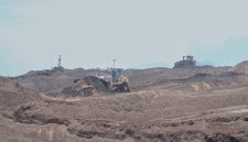 Proses pencampuran (mixing) batubara dengan biomassa jenis sawdust (serbuk gergaji kayu) di area stockpile PLTU Paiton, Probolinggo, Jawa Timur, sebagai bagian dari implementasi program cofiring biomassa untuk mendukung transisi energi dan pengurangan emisi karbon.