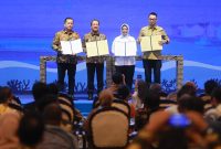 Sinergi antara PLN dengan Kementerian Kelautan dan Perikanan yang diwujudkan dengan MoU ini akan mendukung pengembangan sektor kelautan dan perikanan sebagai salah satu penggerak ekonomi nasional. Keterangan foto: Menteri Kelautan dan Perikanan, Sakti Wahyu Trenggono (kedua dari kiri), Gubernur Nusa Tenggara Barat, Lalu Muhammad Iqbal (kiri), Direktur Utama PLN Darmawan Prasodjo (kanan) dan Bupati Mempawah sekaligus Ketua Asosiasi Pemerintah Daerah Kepulauan dan Pesisir Seluruh Indonesia (Aspeksindo), Erlina Ria Norsan (kedua dari kanan).