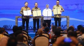 Sinergi antara PLN dengan Kementerian Kelautan dan Perikanan yang diwujudkan dengan MoU ini akan mendukung pengembangan sektor kelautan dan perikanan sebagai salah satu penggerak ekonomi nasional. Keterangan foto: Menteri Kelautan dan Perikanan, Sakti Wahyu Trenggono (kedua dari kiri), Gubernur Nusa Tenggara Barat, Lalu Muhammad Iqbal (kiri), Direktur Utama PLN Darmawan Prasodjo (kanan) dan Bupati Mempawah sekaligus Ketua Asosiasi Pemerintah Daerah Kepulauan dan Pesisir Seluruh Indonesia (Aspeksindo), Erlina Ria Norsan (kedua dari kanan).