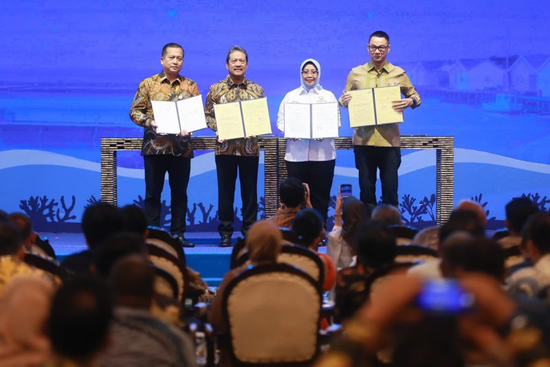 Sinergi antara PLN dengan Kementerian Kelautan dan Perikanan yang diwujudkan dengan MoU ini akan mendukung pengembangan sektor kelautan dan perikanan sebagai salah satu penggerak ekonomi nasional. Keterangan foto: Menteri Kelautan dan Perikanan, Sakti Wahyu Trenggono (kedua dari kiri), Gubernur Nusa Tenggara Barat, Lalu Muhammad Iqbal (kiri), Direktur Utama PLN Darmawan Prasodjo (kanan) dan Bupati Mempawah sekaligus Ketua Asosiasi Pemerintah Daerah Kepulauan dan Pesisir Seluruh Indonesia (Aspeksindo), Erlina Ria Norsan (kedua dari kanan).