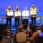 Sinergi antara PLN dengan Kementerian Kelautan dan Perikanan yang diwujudkan dengan MoU ini akan mendukung pengembangan sektor kelautan dan perikanan sebagai salah satu penggerak ekonomi nasional. Keterangan foto: Menteri Kelautan dan Perikanan, Sakti Wahyu Trenggono (kedua dari kiri), Gubernur Nusa Tenggara Barat, Lalu Muhammad Iqbal (kiri), Direktur Utama PLN Darmawan Prasodjo (kanan) dan Bupati Mempawah sekaligus Ketua Asosiasi Pemerintah Daerah Kepulauan dan Pesisir Seluruh Indonesia (Aspeksindo), Erlina Ria Norsan (kedua dari kanan).
