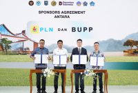 Penandatanganan Sponsor Agreement antara CEO Denera, Fadli Rahman (kedua dari kiri), Direktur Utama PLN, Darmawan Prasodjo (kiri), President Director PT Weiming Nusantara Bali New Energy, Ji Ke Ze (kanan) dan Direktur PT Weiming Nusantara Alpha, Xiang Yihao (kedua dari kanan) dalam agenda peresmian pembangunan PSEL Bali di Denpasar Selatan pada Rabu (8/7).