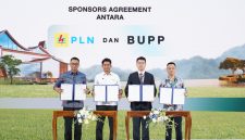 Penandatanganan Sponsor Agreement antara CEO Denera, Fadli Rahman (kedua dari kiri), Direktur Utama PLN, Darmawan Prasodjo (kiri), President Director PT Weiming Nusantara Bali New Energy, Ji Ke Ze (kanan) dan Direktur PT Weiming Nusantara Alpha, Xiang Yihao (kedua dari kanan) dalam agenda peresmian pembangunan PSEL Bali di Denpasar Selatan pada Rabu (8/7).