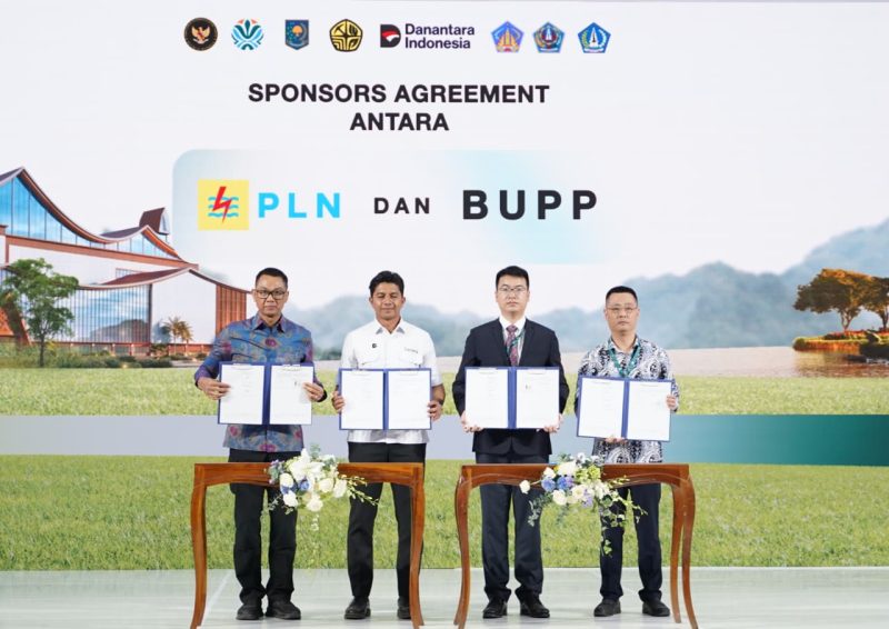 Penandatanganan Sponsor Agreement antara CEO Denera, Fadli Rahman (kedua dari kiri), Direktur Utama PLN, Darmawan Prasodjo (kiri), President Director PT Weiming Nusantara Bali New Energy, Ji Ke Ze (kanan) dan Direktur PT Weiming Nusantara Alpha, Xiang Yihao (kedua dari kanan) dalam agenda peresmian pembangunan PSEL Bali di Denpasar Selatan pada Rabu (8/7).