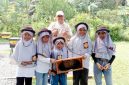 Peserta diajak mengenal peran penting lebah dalam menjaga keseimbangan ekosistem, memahami proses budidaya madu, serta mempelajari berbagai jenis lebah, di antaranya Apis Mellifera, Apis Cerana, dan Trigona beserta karakteristik dan manfaatnya bagi lingkungan. Pembelajaran dikemas secara interaktif sehingga anak-anak dapat belajar langsung dari alam melalui pengalaman yang menyenangkan.