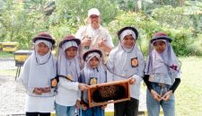 Peserta diajak mengenal peran penting lebah dalam menjaga keseimbangan ekosistem, memahami proses budidaya madu, serta mempelajari berbagai jenis lebah, di antaranya Apis Mellifera, Apis Cerana, dan Trigona beserta karakteristik dan manfaatnya bagi lingkungan. Pembelajaran dikemas secara interaktif sehingga anak-anak dapat belajar langsung dari alam melalui pengalaman yang menyenangkan.